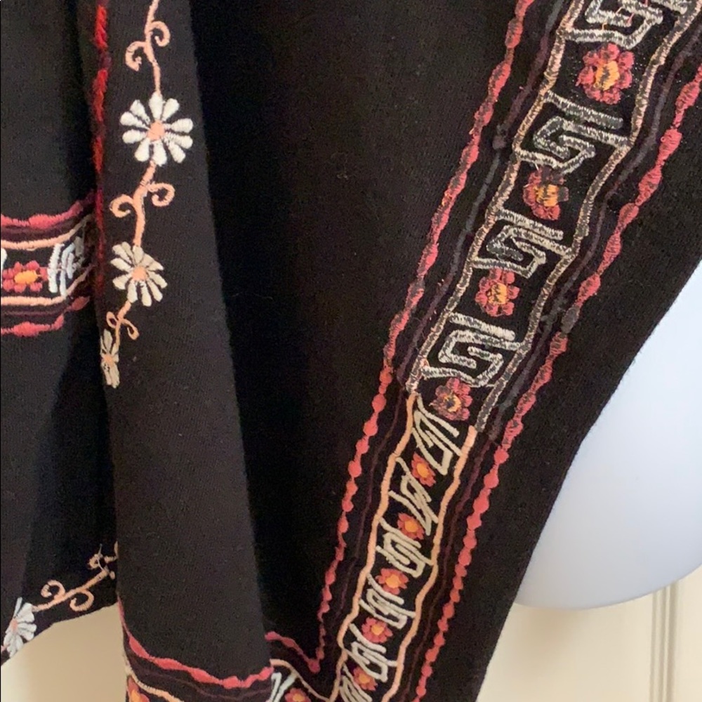 Caite Topper - image 3